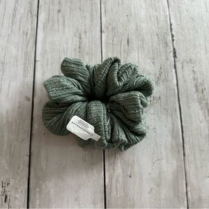 NEW WITH TAGS ANTHROPOLOGIE GREEN TEXTURED SCRUNCHIE HAIR TIE OVERSIZED